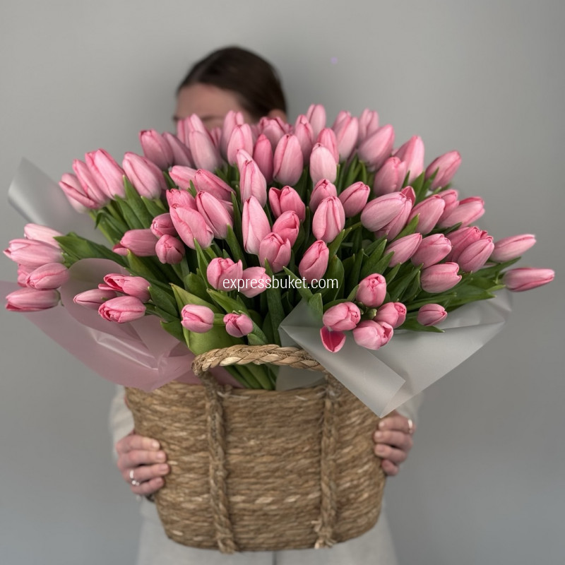 Корзина с тюльпанами